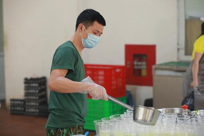 Theo Đại tá nguyễn Mạnh Phú, khẩu phần ăn có giá là 57.000 đồng/ngày/công dân và ăn theo công thức 244, tức là buổi sáng 11.400 đồng/suất và buổi trưa, chiều là 22.800 đồng/suất.
