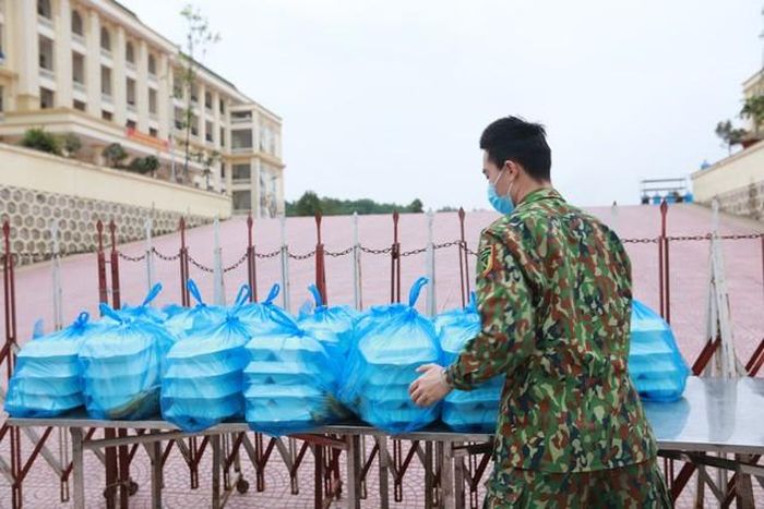 Chị Trang cho biết thêm: "Nói thật là chứng kiến cảnh các anh bộ đội dậy từ sớm để lo cho mình bữa cơm, chúng tôi ứa nước mắt. Chúng tôi cũng đề nghị giúp đỡ, hỗ trợ nhưng các anh đều từ chối. Có lẽ là vì sự an toàn cần được đảm bảo nhất".
