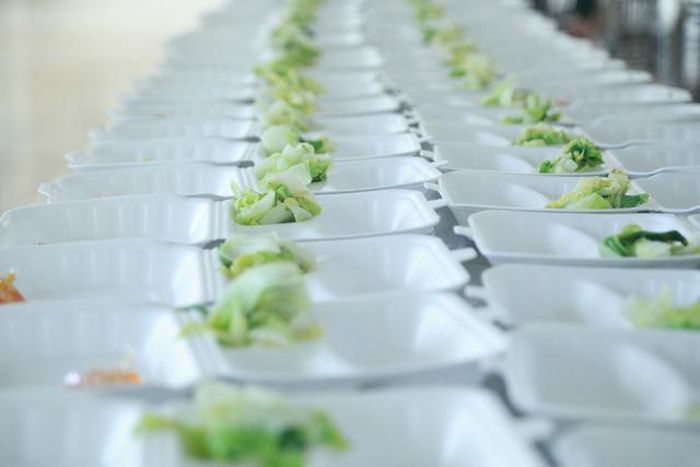 Công việc của các chiến sĩ, nhân viên nhà bếp sẽ bắt đầu từ khoảng 3h sáng kéo dài đến khoảng 18h tối.