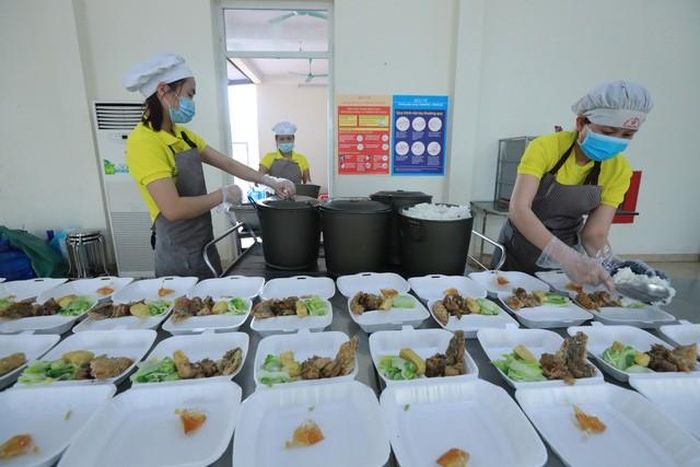 Sau công đoạn làm chín, thức ăn sẽ được chia đều cho các suất bao gồm 2 món mặn, một món rán kèm rau và cơm trắng.