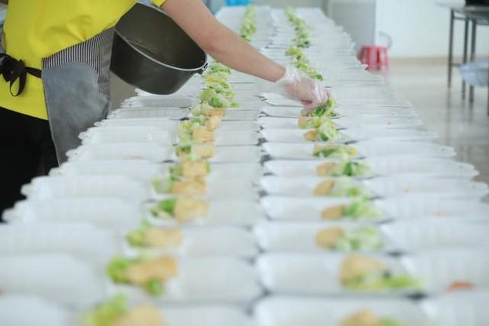 Đại tá nguyễn Mạnh Phú - Phó hiệu trưởng Trường Quân sự Bộ Tư lệnh Thủ đô cho biết, để làm được 2.400 suất ăn cho các công dân cách ly, đơn vị đã huy động khoảng 30 cán bộ, nhân viên để "bắt tay" thực hiện.