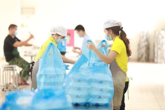 “Chúng tôi ở bên kia đi làm, có khi có những bữa ăn không thể đầy đủ được như ở đây, chúng tôi được các chiến sĩ quan tâm không chỉ về bữa ăn, về thực đơn đảm bảo dinh dưỡng mà còn được chia sẻ, động viên, an ủi và hỏi thăm cả về sức khỏe thường ngày”, chị Trang cho hay.