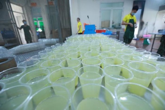 Đại tá nguyễn Mạnh Phú cho biết, để mỗi bữa ăn đều đảm bảo chất dinh dưỡng cho công dân, đơn vị thường xuyên thay đổi thực đơn. Những thực đơn phải được Tổng Cục hậu cần phê duyệt trước khi áp dụng, tiến hành.