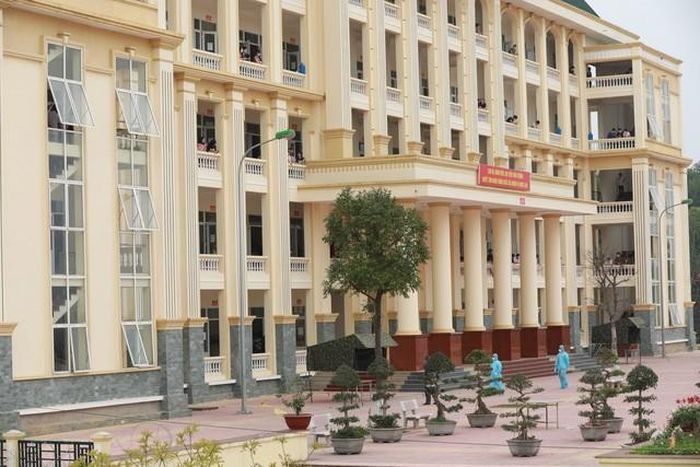 Khu cách ly có 5 tầng nhà, bên ngoài và khu vực hành lang, đều được thông báo bằng biển "cách ly".