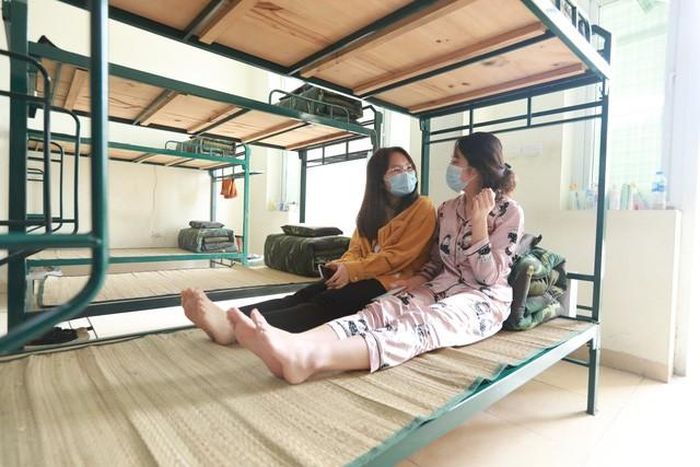 Mỗi ngày, bếp ăn của Trường Quân sự Bộ Tư lệnh Thủ đô chuẩn bị khoảng 2.400 suất ăn 3 bữa cho những công dân đang cách ly tại đây.