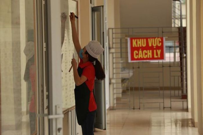 Thực đơn món ăn hàng ngày được cập nhật trên bảng tin.