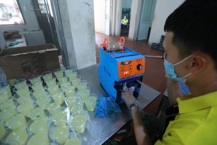 Sau khi được chia theo suất, thức ăn sẽ được mang đến từng phòng để tránh tập trung đông người.