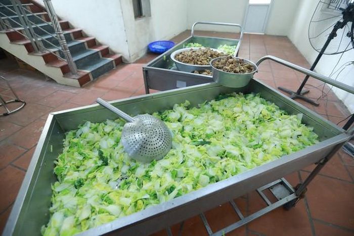 Thực phẩm ở đây đều được cung cấp ở các địa chỉ uy tín và được kiểm tra nghiêm ngặt từ lúc nhập vào .