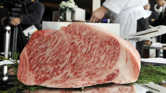  Do được chăm như "lá ngọc cành vàng", bò Matsusaka cũng có giá... trên trời. Mỗi con bò giống này có giá khoảng 200.000 USD. Con đắt nhất có giá lên tới hơn 500.000 USD. Những người giàu có thể chi khoảng 500 USD cho một kg thịt bò Matsusaka. Ảnh: Food Scout. 