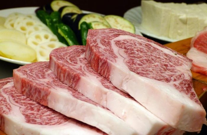  "Bò cái có nhiều mỡ hơn con đực. Do đó, Matsusaka chất lượng hơn Kobe. Tôi phải dùng rượu sochu để giúp nó thoải mái, tăng cường lưu thông máu. Khi nó khát, tôi còn mua bia chai cho uống. Ngày con bò phải "lên đĩa" ở những nhà hàng Wagyu sang trọng, tôi buồn muốn khóc", một người nuôi bò Matsusaka chia sẻ với tờ Independent. Ảnh: Taiken. 