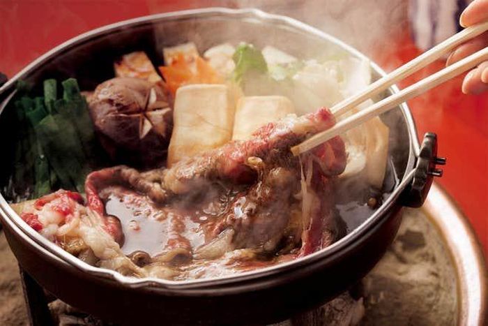 Mùi thơm tỏa ra từ miếng bò Matsusaka được đánh giá là "cực phẩm". Độ mềm của thịt khiến nhiều người "tan chảy" trong lần cắn đầu tiên. Thông thường, bò Matsusaka sẽ được chần qua nước ở 80 độ C trong 2 phút để thịt dậy vị thơm nhất. Vì thế, bò Matsusaka là lựa chọn hoàn hảo khi ăn lẩu. "Hương vị ngọt ngào và thịt mềm đến độ tôi có thể xé ra bằng đũa", phóng viên Independent chia sẻ về lần đầu ăn thử bò Matsusaka. Ảnh: Independent. 