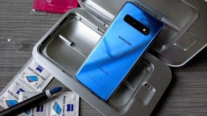 Dịch vụ vệ sinh của Samsung sẽ không sử dụng bất kỳ hóa chất mạnh nào mà hoàn toàn sử dụng tia cực tím UV-C. Ảnh: Android Central.