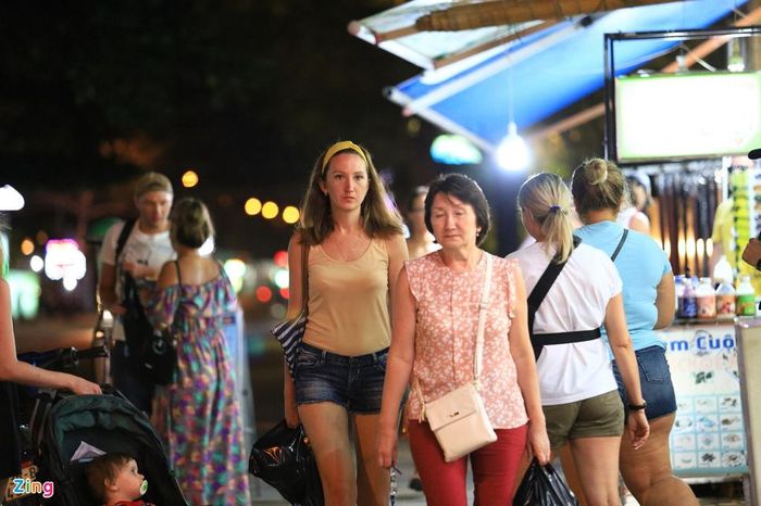  Khu chợ đêm vẫn mở cửa đón du khách. Hiện tại, khách chủ yếu là đến từ Nga và một số nước phương Tây. Khách Hàn, Trung Quốc gần như vắng bóng tại Mũi Né.