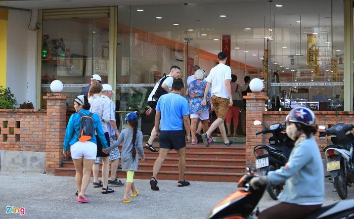  Từng đoàn người ra vào tấp nập tại điểm đăng ký tour du lịch. 