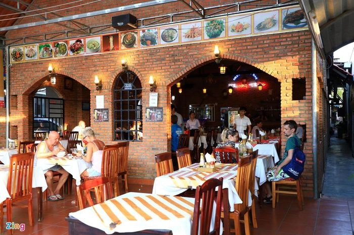  Khác hẳn với cảnh đìu hiu vắng vẻ ở trung tâm TP Phan Thiết, những nhà hàng tại đây tuy không đông đúc chen chúc như trước nhưng luôn có khách. 