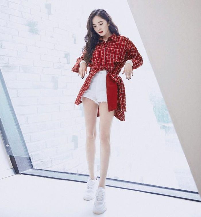 Thời gian gần đây, Dương Mịch vướng tin đồn sống chung với bạn trai Ngụy Đại Huân. Nữ diễn viên vẫn chưa lên tiếng xác nhận tình cảm nhưng truyền thông Trung Quốc đưa ra nhiều bằng chứng cặp đôi hẹn hò như đội mũ giống nhau, mặc quần áo đôi, cùng chia sẻ hình ảnh tại một địa điểm...