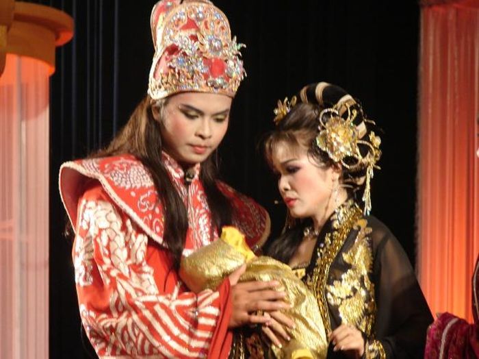 Võ Minh Lâm vai Lý Huệ Tông, Lê Hồng Thắm vai Trần Thị Dung trong vở “Dấu ấn giao thời”. Ảnh: H.K