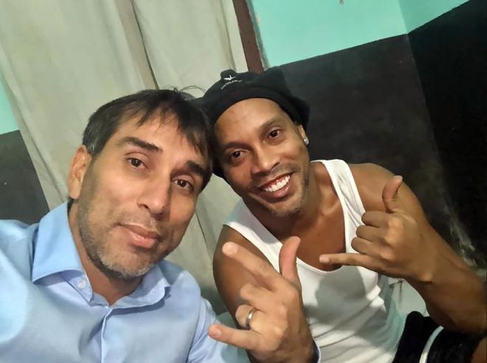  Ronaldinho đang cố tỏ ra lạc quan trong tù. Ảnh: Instagram. 