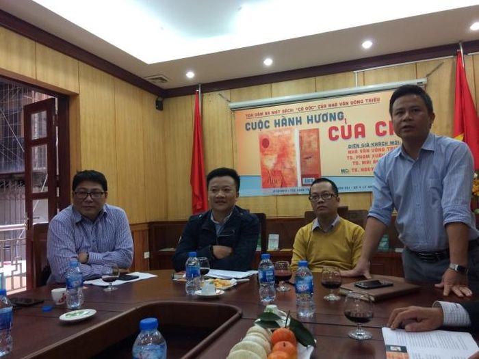 (Từ trái qua) PGS, TS Phạm Xuân Thạch, TS Mai Anh Tuấn, nhà văn Uông Triều và TS Nguyễn Thanh Tâm. Ảnh: Nguyễn Thành