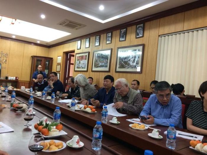 Khung cảnh buổi ra mắt tiểu thuyết Cô độc của nhà văn Uông Triều. Ảnh: Nguyễn Thành