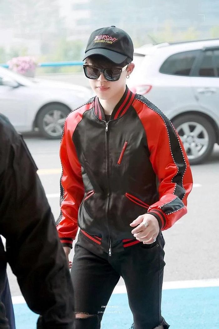 Áo bomber phối màu đỏ và đen