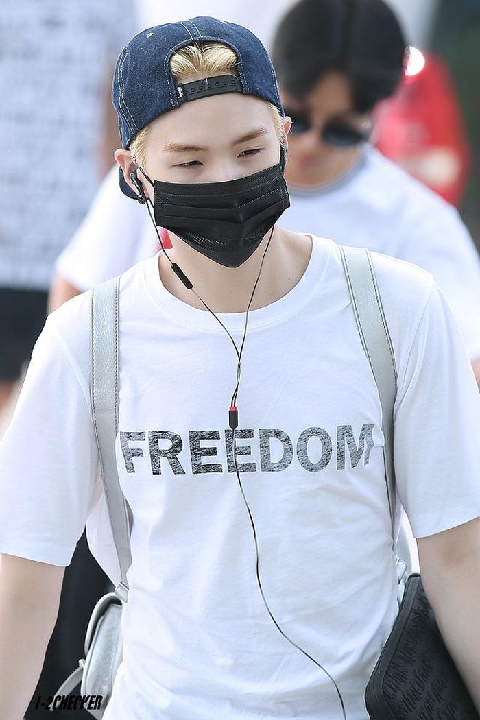 Áo phông trắng với họa tiết "FREEDOM"