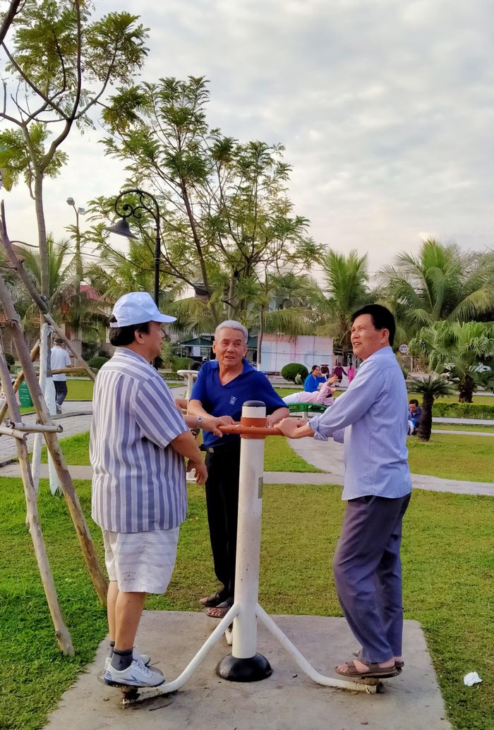 Người dân rèn luyện sức khỏe tại vườn hoa Trạo Hà.