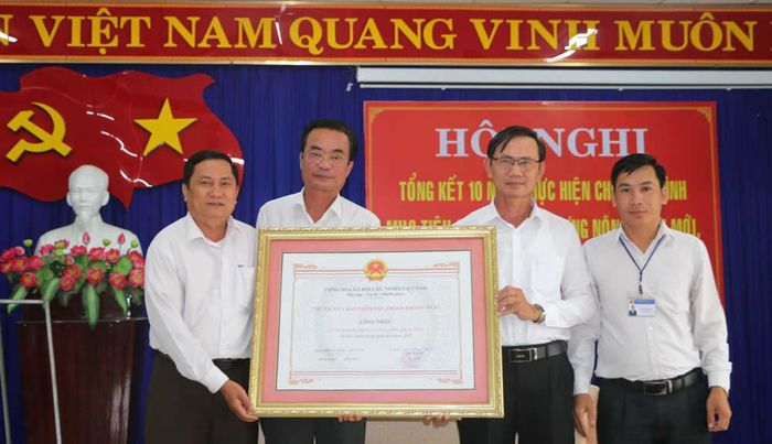Nhân dân, cán bộ xã Hòa Khương đón nhận Bằng Công nhận đạt chuẩn NTM giai đoạn 2016-2020.