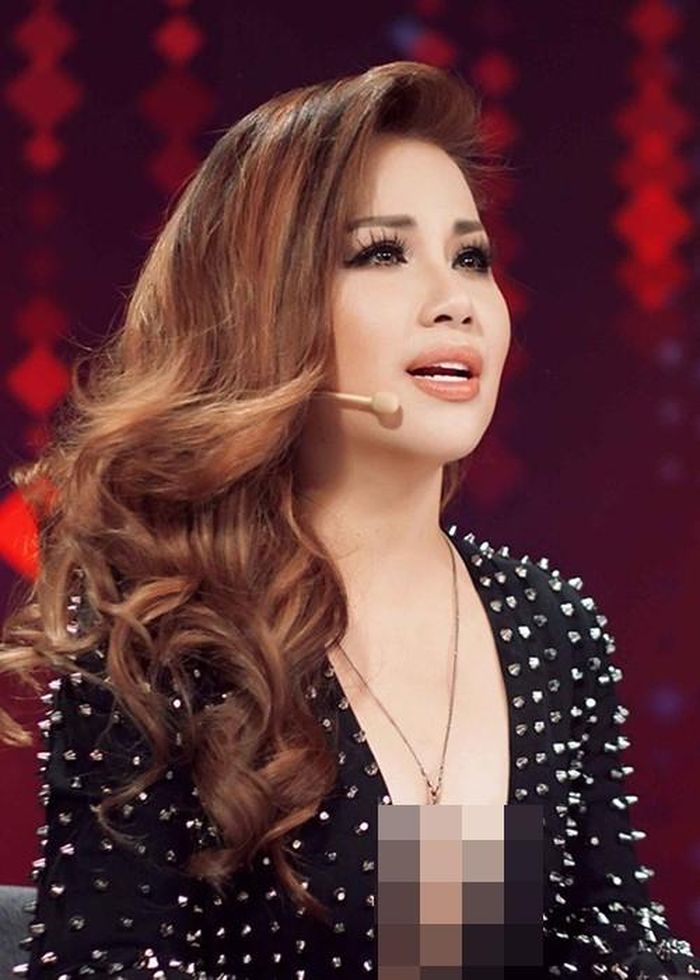 Minh Tuyết phải hủy bỏ show khi dịch bùng phát. Do không thể di chuyển nhiều nên nữ ca sĩ cho biết ở nhà trồng rau ăn qua ngày.