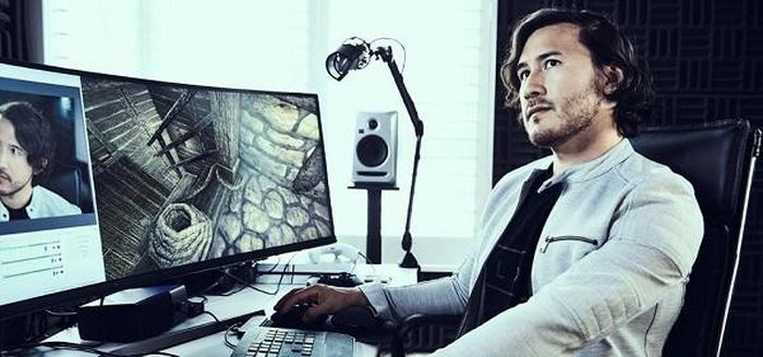  4. Markiplier (Mark Fischbach): Markiplier được biết đến nhờ những video reaction (phản ứng) liên quan đến game đậm chất hài hước hay kinh dị. Game thủ sở hữu thu nhập ngang với Preston thậm chí có một chương trình phim độc quyền dành cho YouTube trong năm ngoái với tên gọi A Heist with Markiplier.