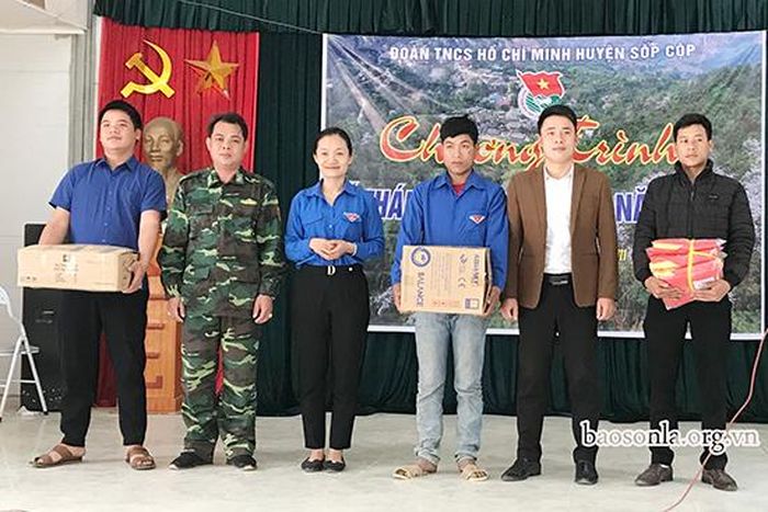 Huyện Đoàn Sốp Cộp tặng quà cho nhân dân bản Huổi Làn, Mường Lèo