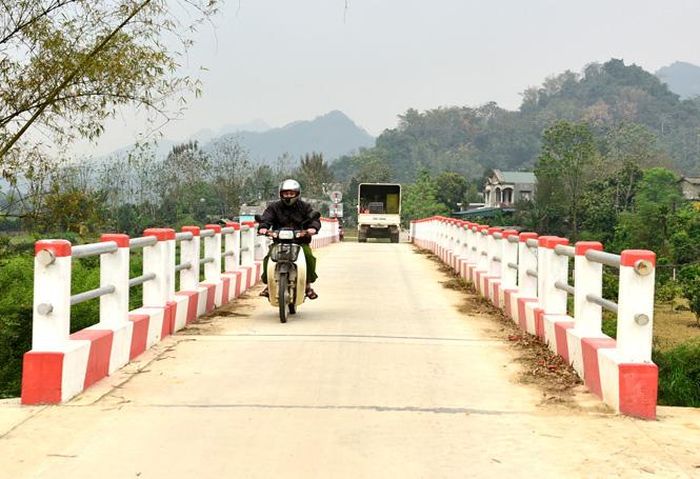 Cầu Soi Sính hoàn thành đưa vào sử dụng giúp người dân đi lại thuận lợi và giao thương hàng hóa.