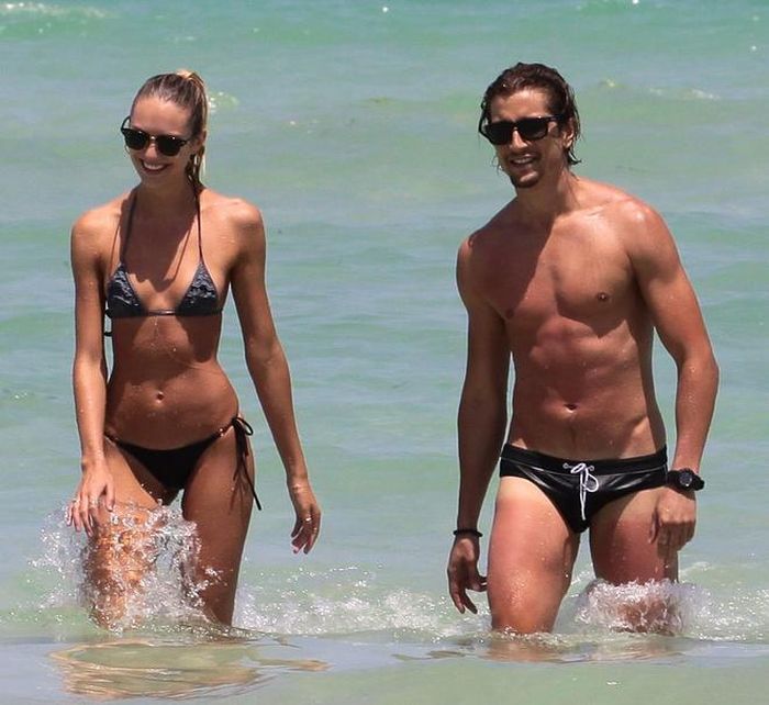  Candice Swanepoel có mối tình lâu năm với người mẫu gốc Brazil Hermann Nicoli. Thiên thần nội y quen bạn trai từ năm 17 tuổi. Hơn 10 năm sau, siêu mẫu sinh cho Nicoli hai bé trai. Thời gian gần đây, có tin đồn cô đã chia tay bạn trai. Dù không khẳng định, chân dài Nam Phi đã xóa hết ảnh chụp chung cùng anh. Một số nguồn tin cho rằng lý do cả hai đường ai nấy đi là do ông bố hai con đã ngoại tình. 