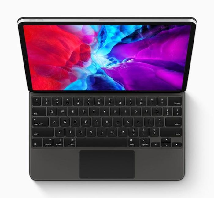 Điểm mới tiếp theo nằm ở phụ kiện bàn phím có tên Magic Keyboard, sử dụng cơ chế cắt kéo giống MacBook Air mới ra mắt, bổ sung trackpad để điều khiển con trỏ chuột trên iPad.