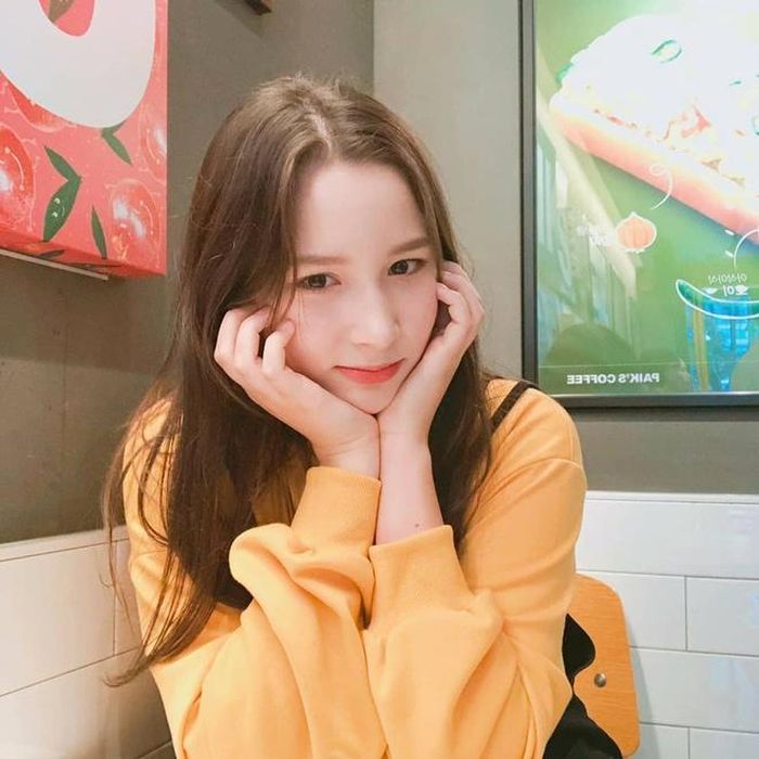 Nhiều bình luận ví Bahiye giống Lisa (Black Pink) bởi cả hai đều sở hữu vẻ đẹp lai, thu hút. Thêm vào đó, việc có khả năng cùng trở thành "gà" của "ông lớn" YG càng khiến sự so sánh này thêm phần hợp lý.
