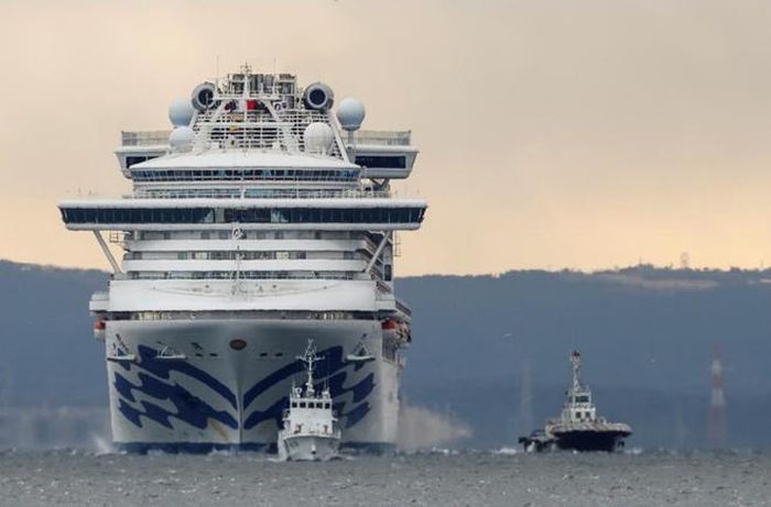  Sau khi các tàu du lịch cỡ lớn, điển hình là Diamond Princess, ghi nhận những ca dương tính với Covid-19, những công ty kinh doanh du lịch bằng du thuyền đã đưa ra một số thay đổi để đảm bảo an toàn cho khách hàng. Bên cạnh đó, các tàu thủy khi nhập cảng phải khai báo y tế và được theo dõi sát sao, còn những bến đậu du thuyền thì không. Ảnh: Reuters. 