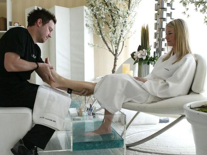  Một số spa sang trọng đã chọn cách đóng cửa giữa lúc dịch bệnh bùng phát, nhưng số khác vẫn tiếp tục dịch vụ chăm sóc sức khỏe cho những khách hàng giàu có. Một spa ở New York còn tư vấn, hướng dẫn từ xa cho khách hàng của mình để giúp họ có được tinh thần tốt trong đại dịch Covid-19. Ảnh: Getty. 