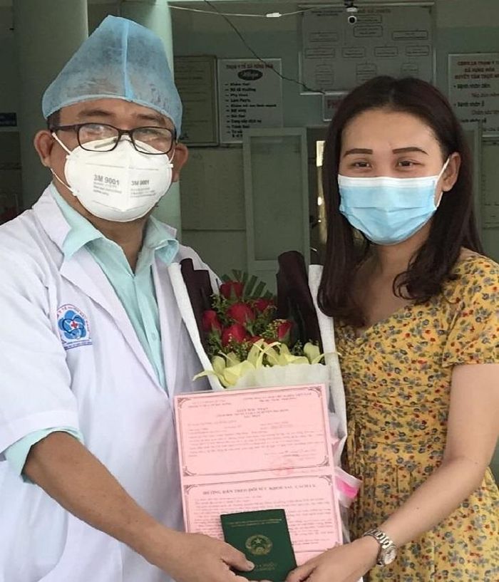 Chị Dương Thị Hồng Diễm cùng bác sĩ Huỳnh Minh Chín ngày hết thời gian cách ly