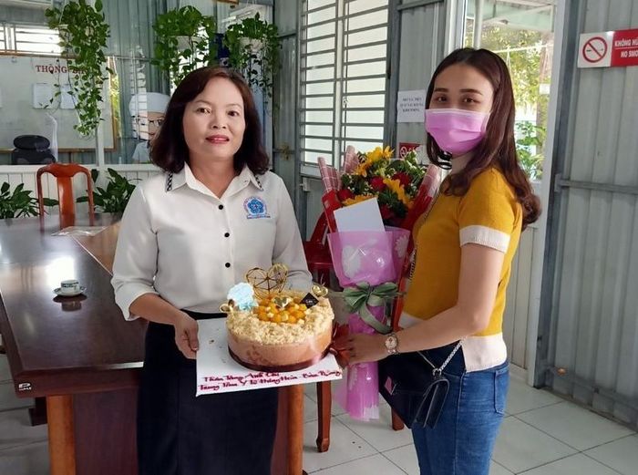 Chị Diễm gửi thư, tặng hoa cám ơn cán bộ y tế tại Trung tâm Y tế xã Hưng Hòa và huyện Bàu Bàng. Ảnh: TTYT cung cấp