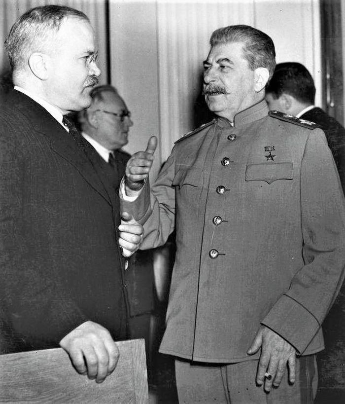 Nhà lãnh đạo Liên Xô Stalin trò chuyện với Bộ trưởng Ngoại giao Liên Xô Molotov (1945); Nguồn: topwar