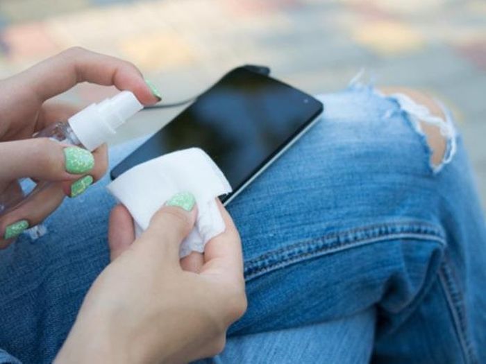 Làm sạch điện thoại di động cũng là cách tốt để hạn chế nguy cơ lây lan của Covid-19.