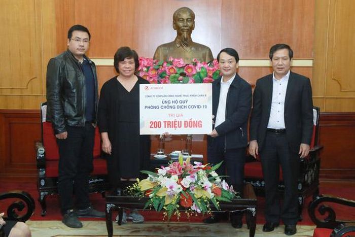 Phó Chủ tịch - Tổng Thư ký Hầu A Lềnh tiếp nhận 250 triệu đồng của Công ty CPCN thực phẩm châu Á ủng hộ phòng chống dịch Covid-19.