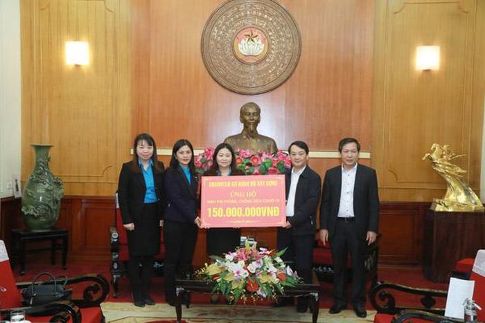 Phó Chủ tịch - Tổng Thư ký Hầu A Lềnh tiếp nhận 150 triệu đồng của Cán bộ CNVLĐ cơ quan Bộ Xây dựng ủng hộ phòng chống dịch Covid-19.