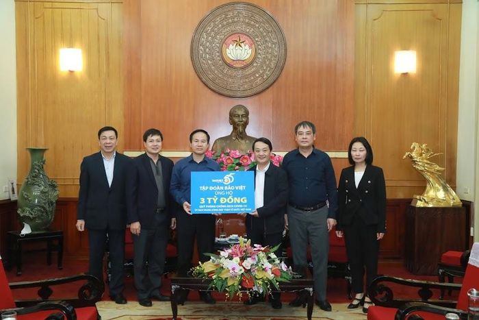 Phó Chủ tịch - Tổng Thư ký Hầu A Lềnh tiếp nhận 3 tỷ đồng từ Tập đoàn Bảo Việt ủng hộ phòng chống dịch Covid-19.
