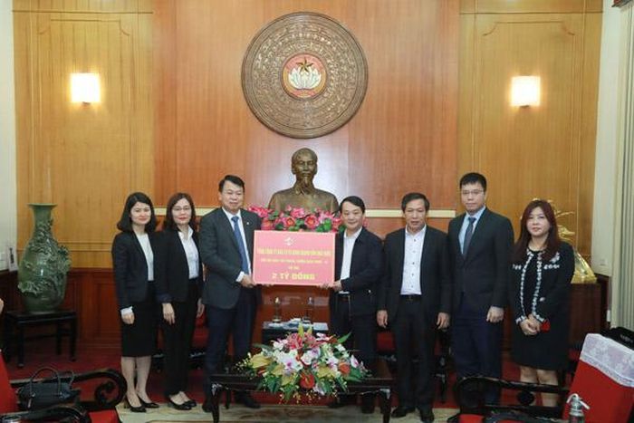 Phó Chủ tịch - Tổng Thư ký Hầu A Lềnh tiếp nhận 2 tỷ đồng của Tổng Công ty Đầu tư và Kinh doanh vốn Nhà nước (SCIC) ủng hộ phòng chống dịch Covid-19.