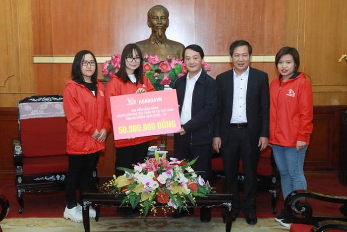 Phó Chủ tịch - Tổng Thư ký Hầu A Lềnh tiếp nhận 50 triệu đồng của Đại diện cộng đồng người hâm mộ Hoa Thần Vũ tại Việt Nam ủng hộ phòng chống dịch Covid-19.