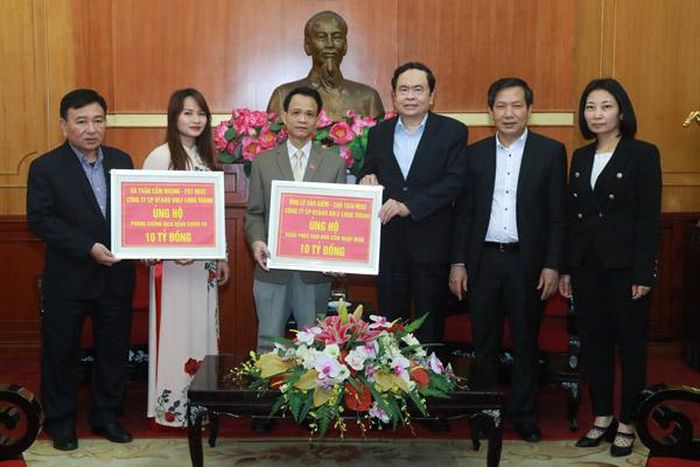 Chủ tịch Trần Thanh Mẫn chụp ảnh lưu niệm với đại diện Công ty cổ phần Đầu tư và Kinh doanh Golf Long Thành.