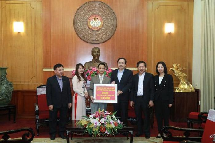 Chủ tịch Trần Thanh Mẫn tiếp nhận 10 tỷ đồng từ ông Lê Văn Kiểm, Chủ tịch HĐQT Công ty cổ phần Đầu tư và Kinh doanh Golf Long Thành ủng hộ khắc phục hạn hán xâm ngập mặn.