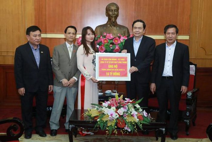 Chủ tịch Trần Thanh Mẫn tiếp nhận 10 tỷ đồng từ bà Trần Cẩm Nhung, Phó Chủ tịch HĐQT Công ty cổ phần Đầu tư và Kinh doanh Golf Long Thành ủng hộ phòng chống dịch Covid-19.
