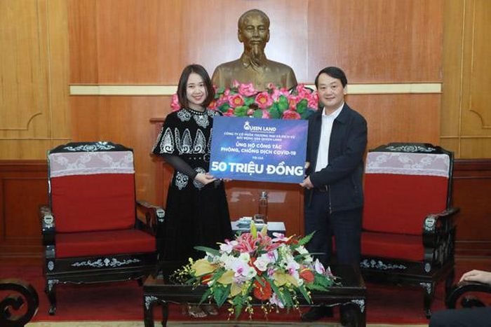 Phó Chủ tịch - Tổng Thư ký Hầu A Lềnh tiếp nhận 50 triệu đồng của Công ty CPTM&amp;DV Bất động sản Queen Land ủng hộ phòng chống dịch Covid-19.